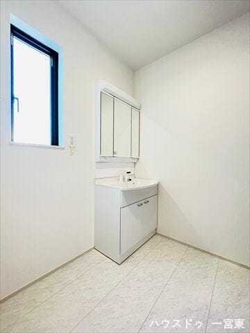 3面鏡の洗面化粧台は見やすく、鏡裏に収納も豊富で使いやすいですね。明るく清潔感のある空間です。