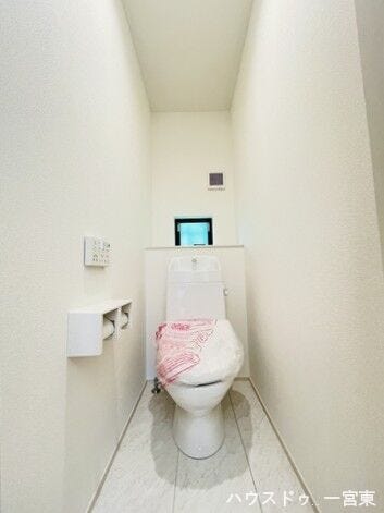 温水洗浄便座で水勢などを細かく調整できます。冬場でも温かい便座に座れるのがうれしいですね。