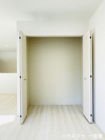 【リビング】
あると便利なリビング収納。掃除道具や日用品などをスッキリしまい込んで生活感を見せません。