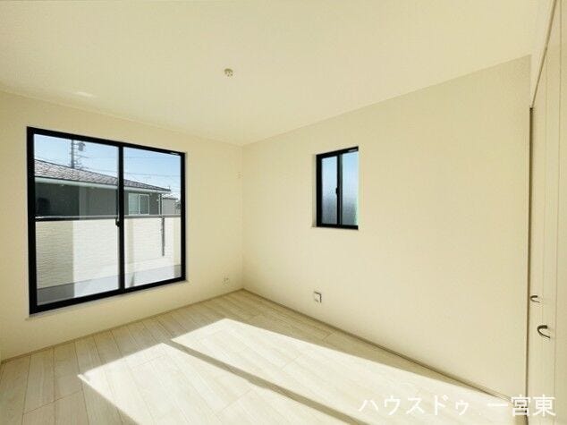 【6帖西】
南・西の2面採光で陽当たり・風通しともに良好です◎南側はバルコニーに繋がっており、主寝室にもおすすめです。