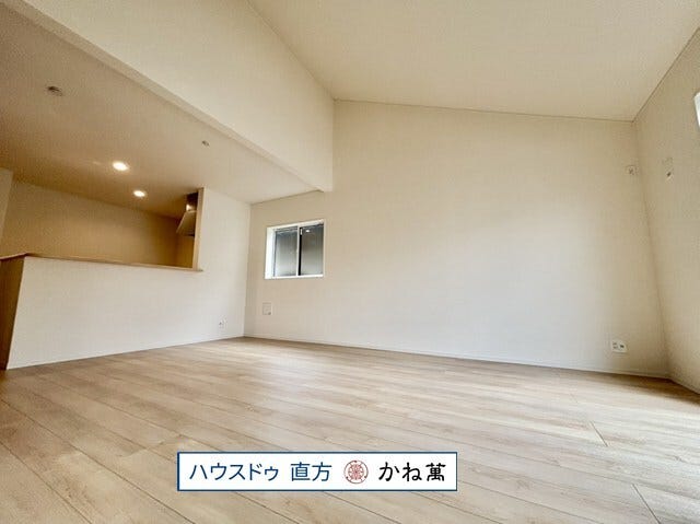 リビングは高さのある天井で開放感があります