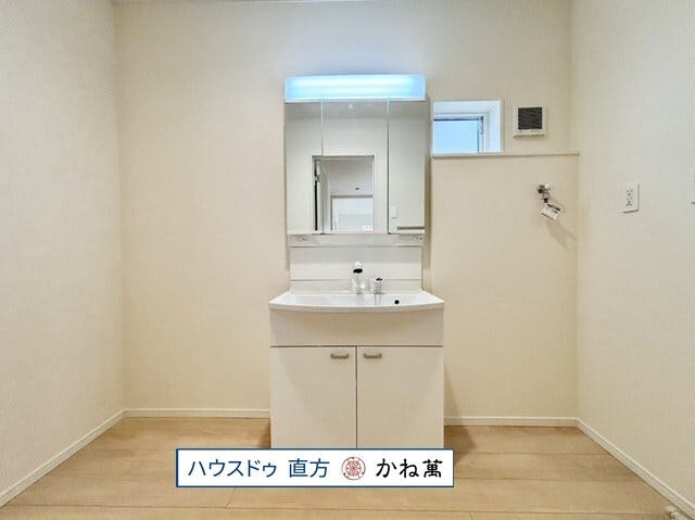 洗面台横はスペースがあるので収納棚を設置することができます