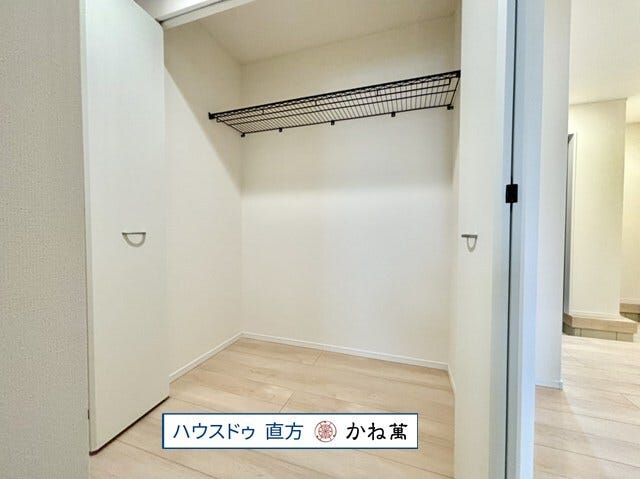 廊下にも収納スペースがあります