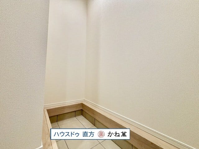 玄関スペース
ベビーカーやゴルフ道具等、収納することができます