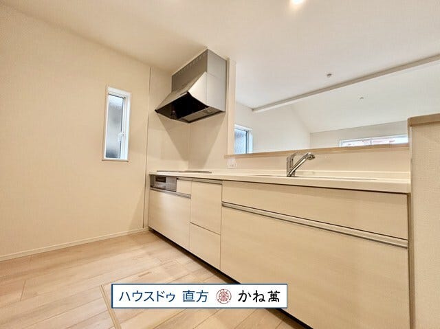 対面式システムキッチン
IHクッキングヒーター、浄水器がついています