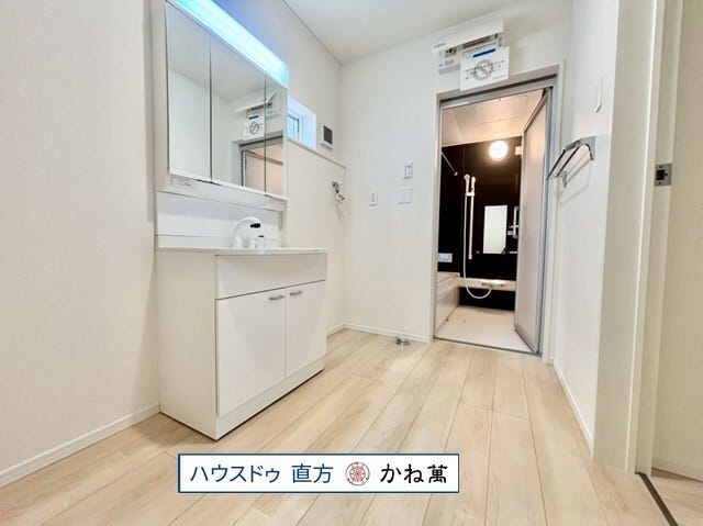 洗面台はシャンプードレッサー
室内洗濯機置き場あり