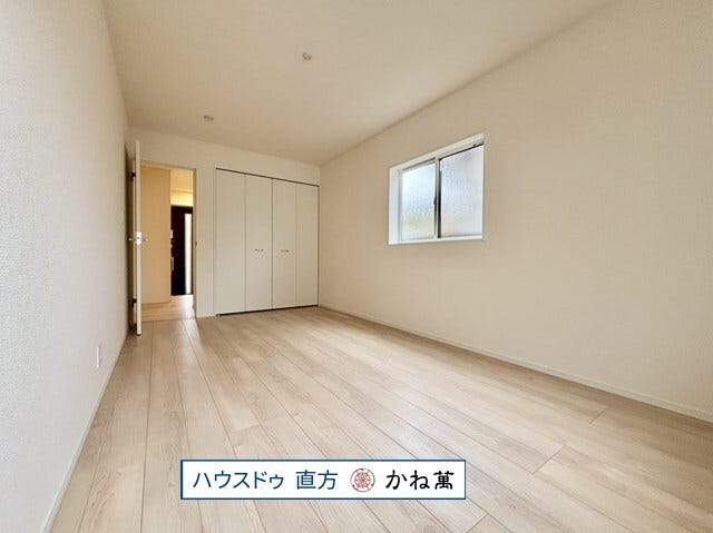 洋室(8.25帖)クローゼットががあります。