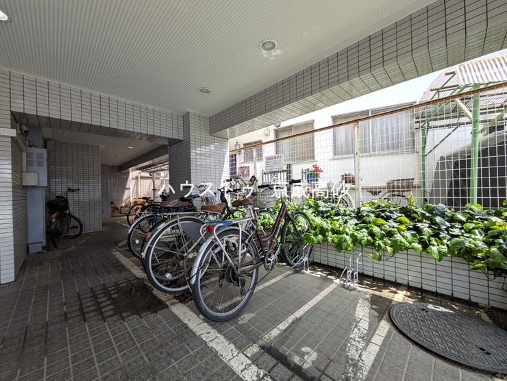 きちんと整備された駐輪場。住む方の心遣いが感じられます。空き状況は、お気軽にお問合せください。