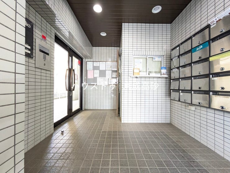 エントランス内部は、管理が行き届き清潔な共有スペースとなっています。