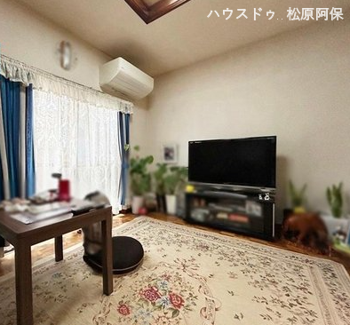 DKに隣接して5.5帖の洋室あり