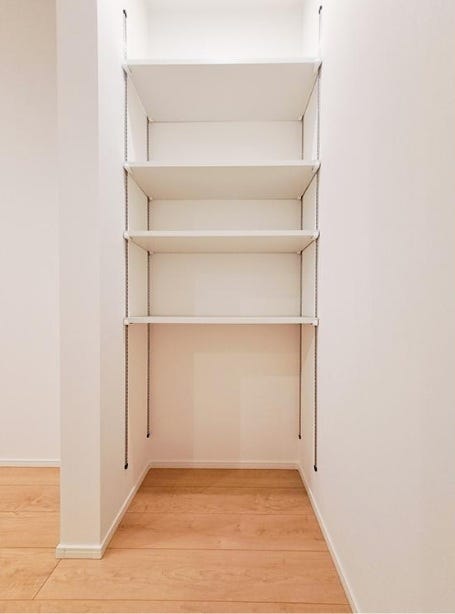 パントリー
キッチン横には、食材や日用品がサッと取り出せる便利なパントリー。出し入れがスムーズで、毎日の家事がもっと快適に。