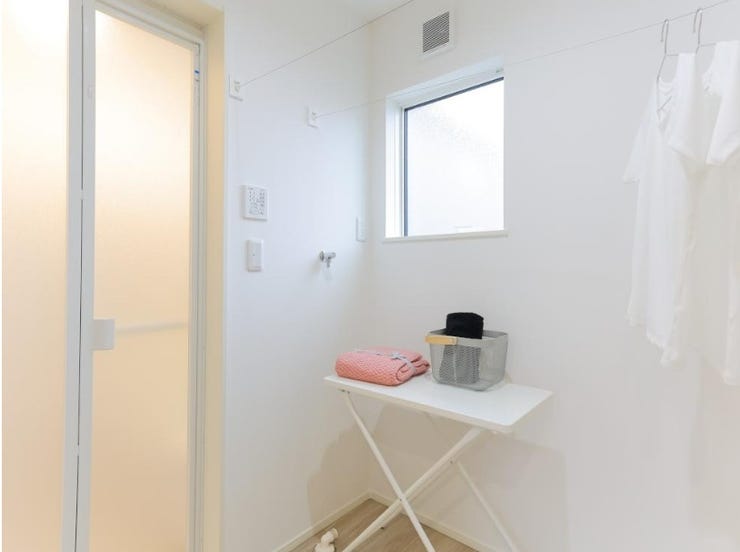 ドライルーム兼脱衣室
物干し金具つき。毎日のお部屋干しもラクラクです。