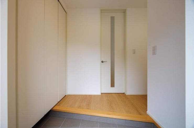 土間収納つき玄関
ワイドなホールで座って身支度もラクラク、壁一面にたっぷり収納を設けました。