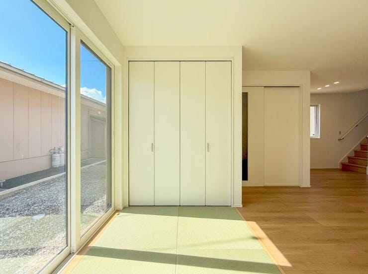 タタミコーナー(3帖)
収納も備えた1階タタミコーナーは、くつろぎスペースとしても将来の寝室としても活躍。ライフスタイルに合わせた柔軟な暮らしがかないます。