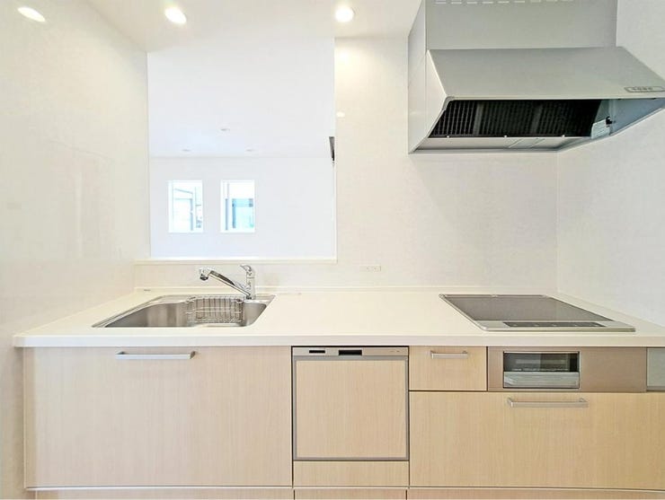 クリナップ製システムキッチン
お手入れラクラクIHヒーター、食器洗浄乾燥機つき。キッチン背面にパントリー付き。