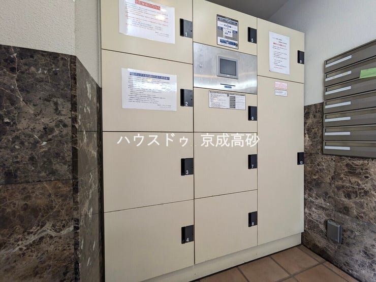 共用部分の宅配ボックスです。留守中の荷物受け取りもできるので、安心して外出ができますね。