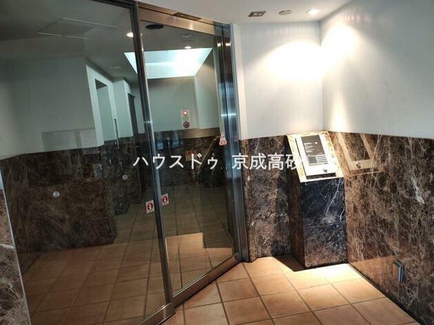 エントランスは毎日の行き帰りで使う大事な空間です。明るい基調で華やかなデザインなので、毎日も気持ちよく迎え入れられます。