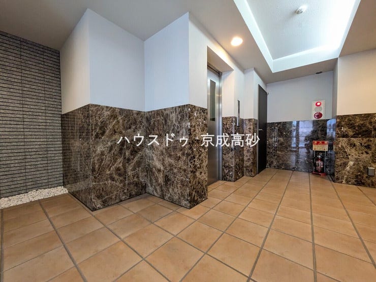 上品で清潔感があるエントランスは住人やゲストを迎え入れ、そして送り出す場にふさわしい上質な空間です。プライベート感が高まるシックな装いのエントランス。