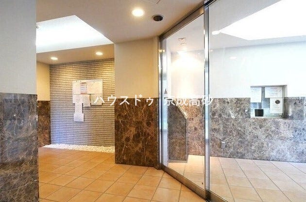 足を踏み入れると静穏な時間が流れるエントランスホール。心やすらぐ憩いのスペース。ゆったりと寛ぎながら、思い思いの時間を過ごせる空間です。