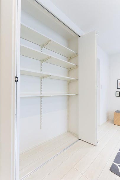 リビング収納
リビングに配置した収納は、生活感を隠しながら使い勝手も良さそうです。書類や日用品をまとめて整理できます。整った空間が、上質な暮らしを演出します。