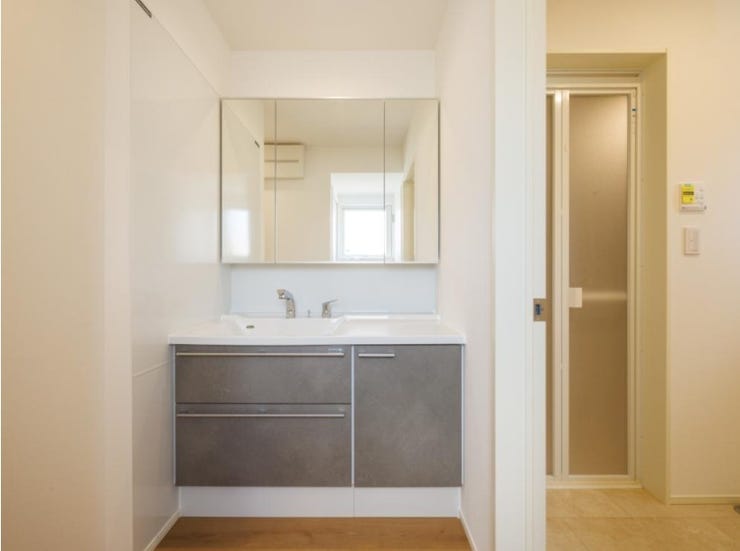 洗面化粧台
オリジナル洗面スペースを造作。玄関や各居室からもアクセスしやすい配置です。※タカラスタンダード製エリシオ