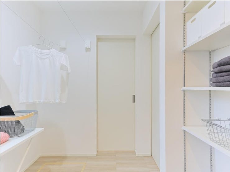 ドライルーム兼脱衣室
物干し金具つき。毎日のお部屋干しもラクラク。可動棚付きで、タオルや日用品もすっきり収納できます。