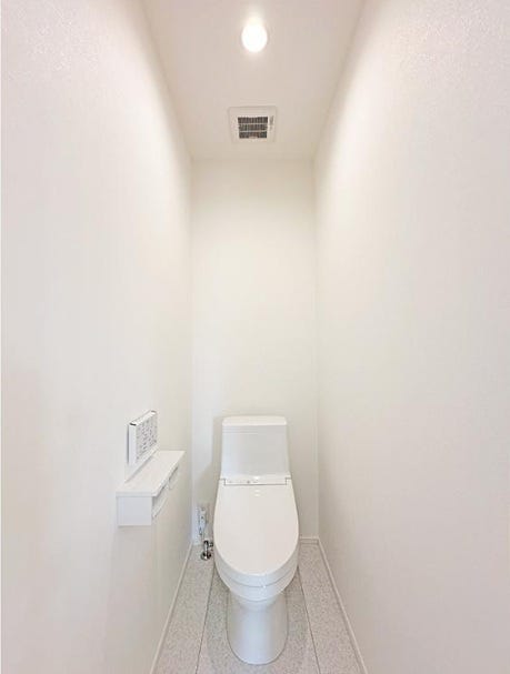 TOTO製シャワートイレ
フチレス形状の便器に継ぎ目なし便座でお手入れしやすく、お掃除回数を減らせます。家計にうれしい超節水型。