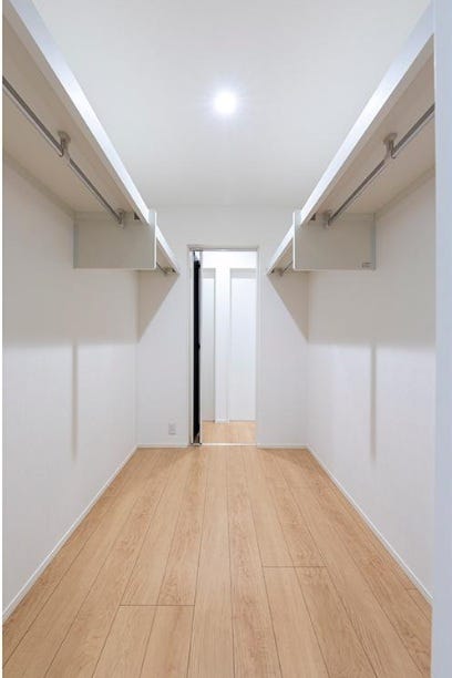 ファミリークローゼット
住まいの中心に配置したファミリークロークは、2方向からの出入りが可能。
回遊性のある動線で、家事効率を高めます。衣類や生活用品をまとめて収納でき、空間もすっきり。