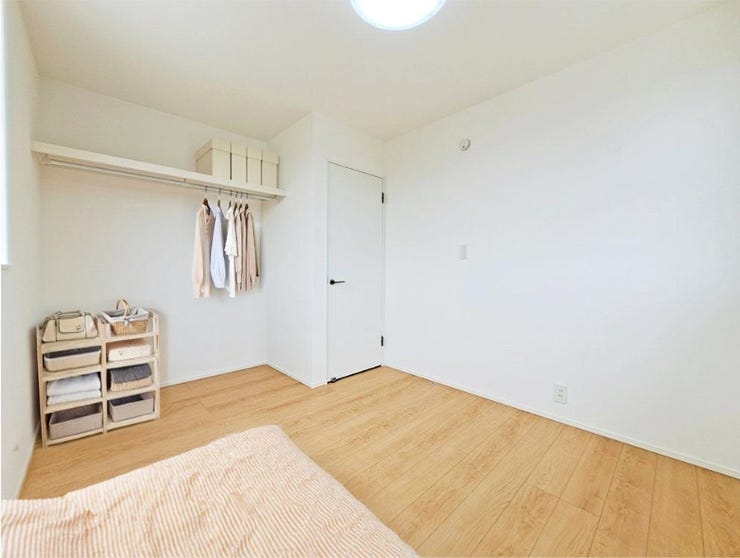 収納付き居室(4.5帖×2)
ベッドや勉強机が無理なく収まり、子供室にも好適のお部屋です。各居室収納付きなので最低限の家具で済み、お部屋の用途をシンプルにできます。