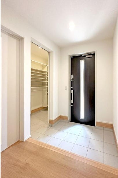 土間収納つき玄関
土間収納付き玄関で靴やレイングッズなど効率よく収まります。ワイドなホールで並んで座っての身支度もラクラクです。