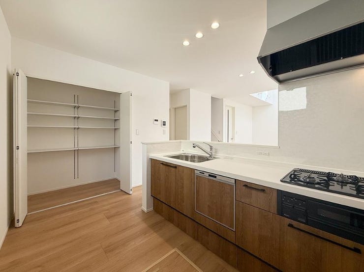 パントリー
キッチン横には、食材や日用品がサッと取り出せる便利なパントリー。扉付きで生活感を隠せます。出し入れがスムーズで、毎日の家事がもっと快適に。