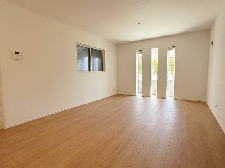 プライバシーを保ちつつ、外の光が差し込むLDK18帖。広いです。