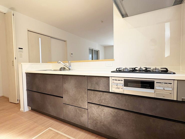 広々シンクは大きなフライパンでも楽に洗えます。
調理の動線もまっすぐで使い易いキッチンです。パントリーの配置もグッド!