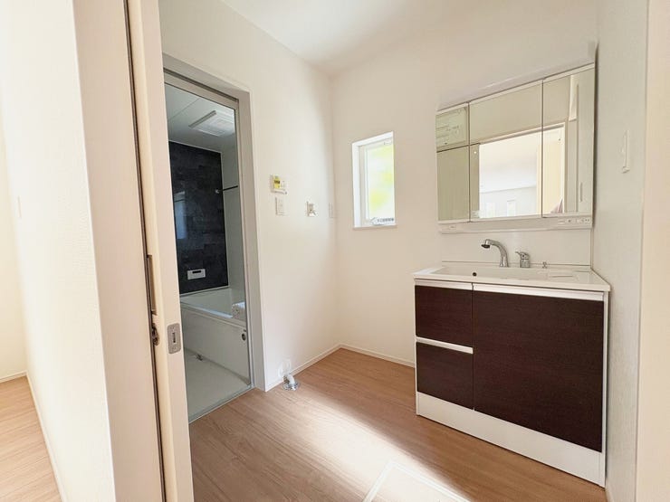 自然光が入る洗面スペース。
お風呂に入るときに、洗濯物をそのまま投入することもできる洗濯機スペース