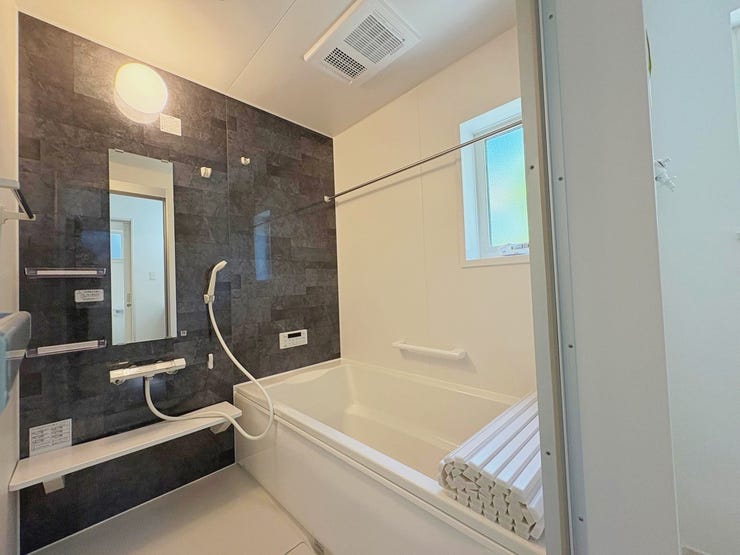 足を伸ばしてゆったりくつろげる広々バスタブ。バスタイムをお楽しみください