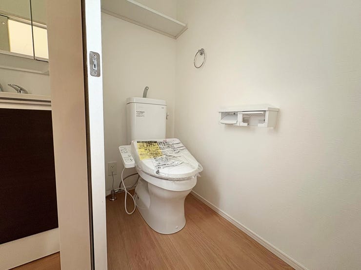 小物収納の棚を上部に配置。手洗いとタンクが一体なのでお水の無駄遣いにもなりません。