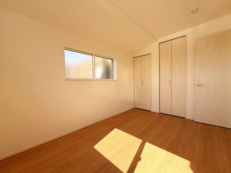 たっぷり収納のクローゼットがあります。
こちらのお部屋も明るいお部屋です。