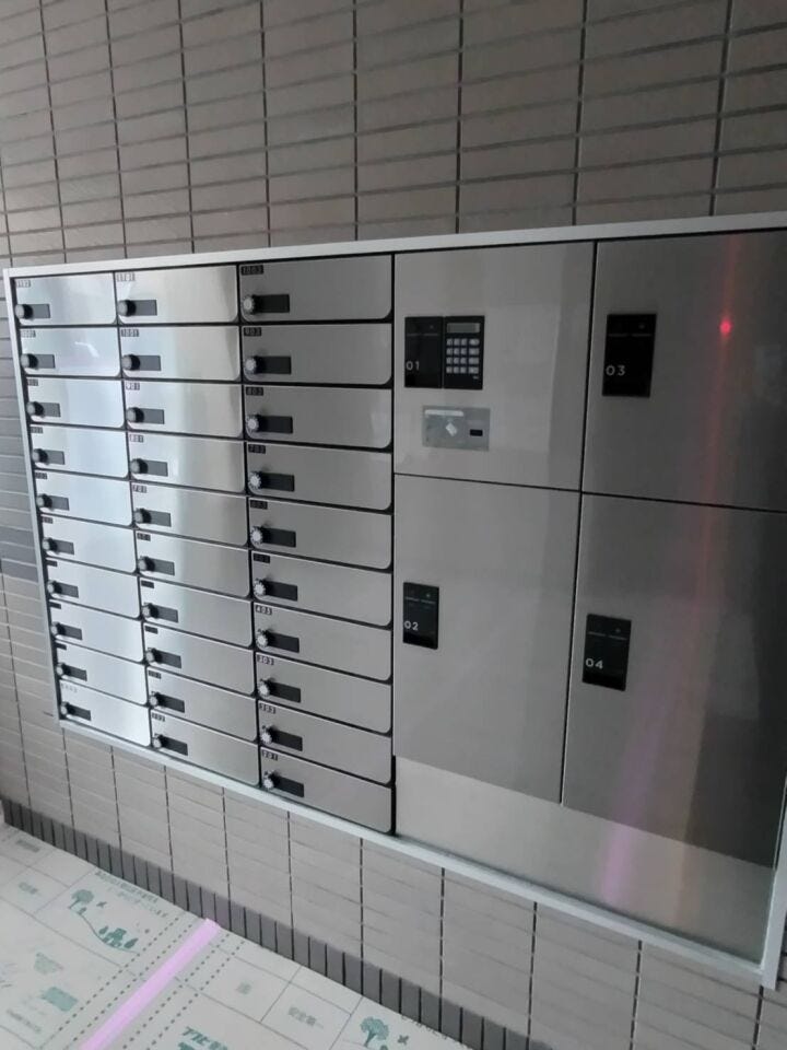 《宅配ボックス》
不在時も荷物の受け取りができ便利です。