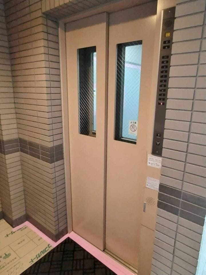 《エレベーター》