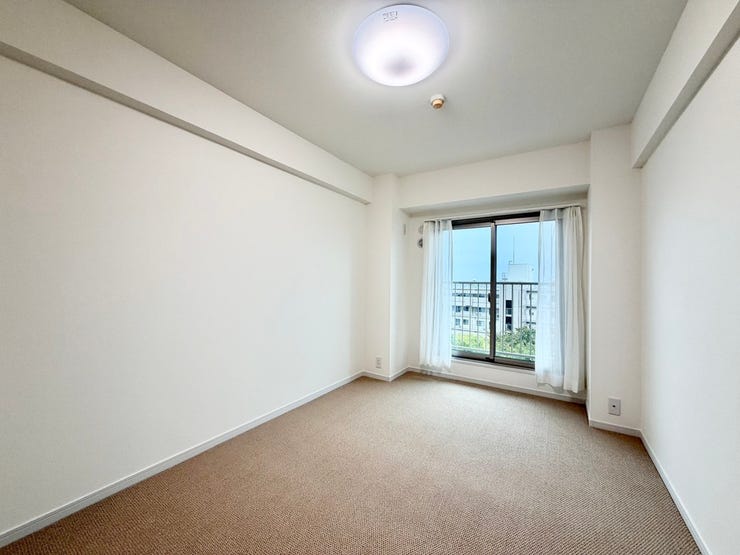 〈6.0帖〉バルコニーに面した明るい洋室が気分をリラックスさせます♪