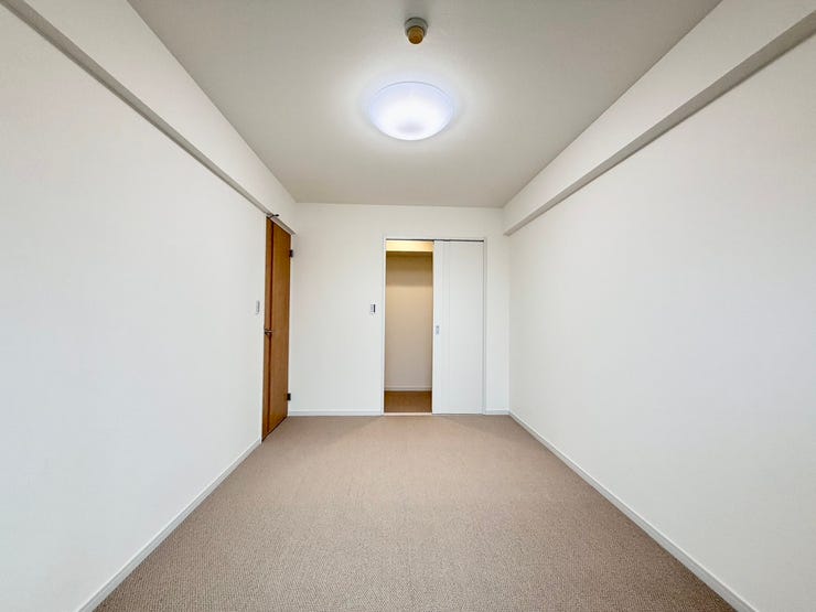 〈6.0帖〉収納スペースが広いので、部屋に荷物が出ることもなく生活感を隠せるのは嬉しいですね♪