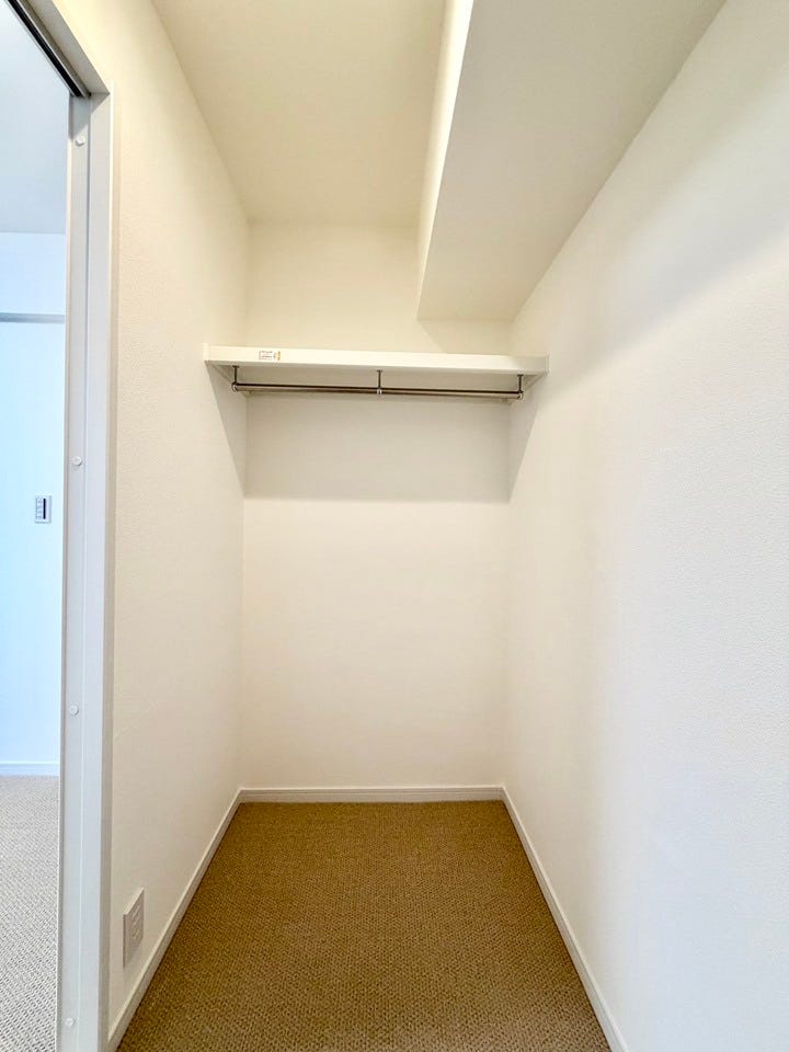 奥行きのあるウォークインクローゼットは、季節物の衣類もスッキリ収納できます♪
