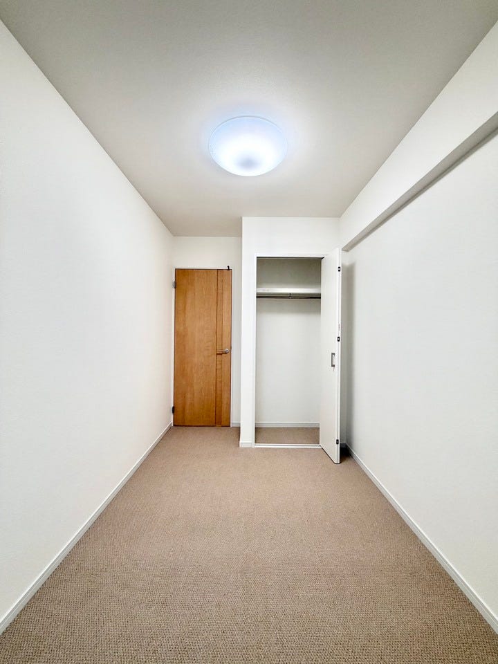 〈4.5帖〉ハンガーパイプ付きの収納は、「たたまない収納」を実践し、効率よく衣類を収納することができます♪