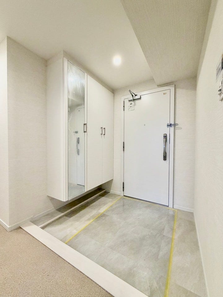 大きなシューズボックスでスッキリとした玄関♪人感センサーライト付きで夜の帰宅も安心♪