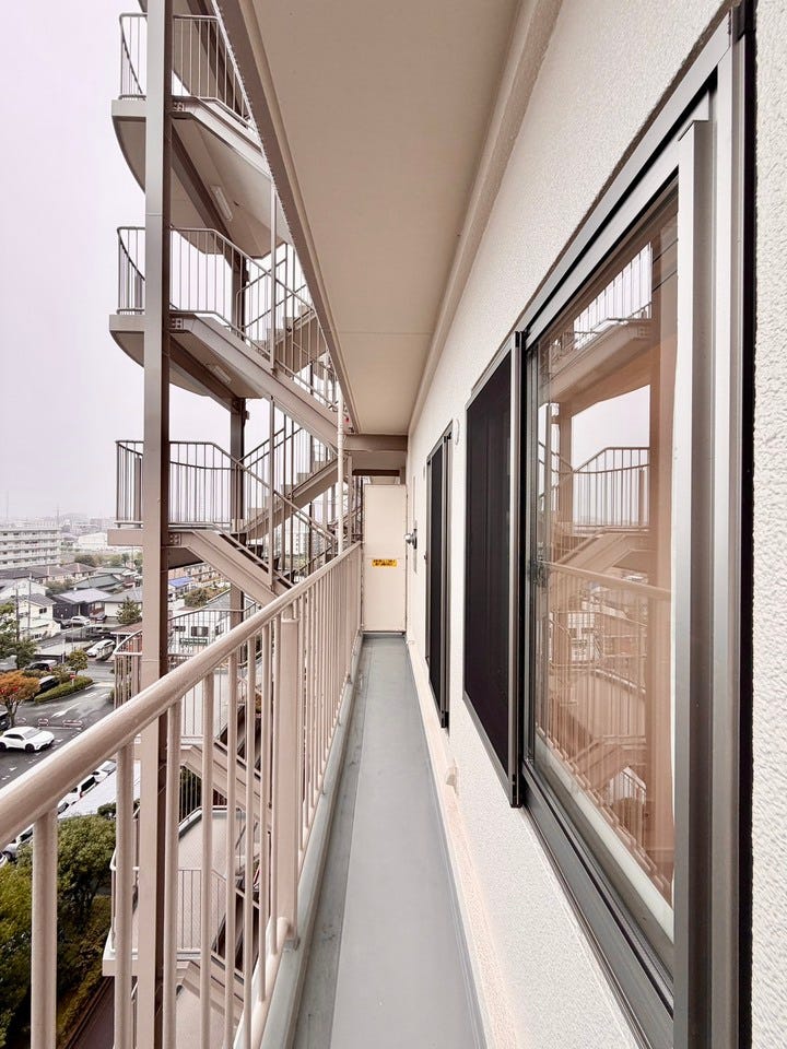 〈北側バルコニー〉南北両面バルコニーなので、窓や扉を開ければ室内に心地よい風が吹き抜けます♪