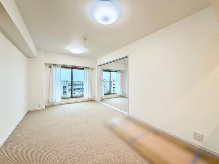 【リビング】
バルコニーに面した明るいリビングは家族が自然と集まります♪