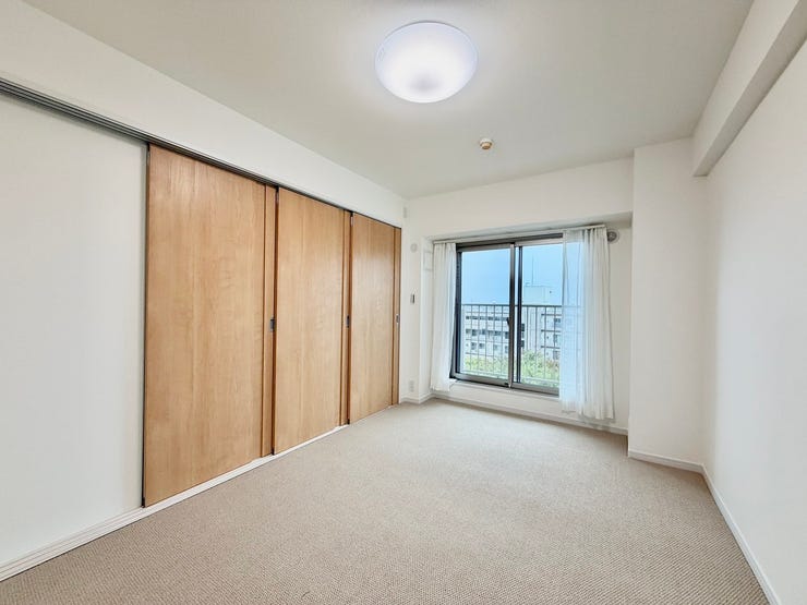 〈6.5帖〉バルコニーに面した明るい洋室が気分をリラックスさせます♪