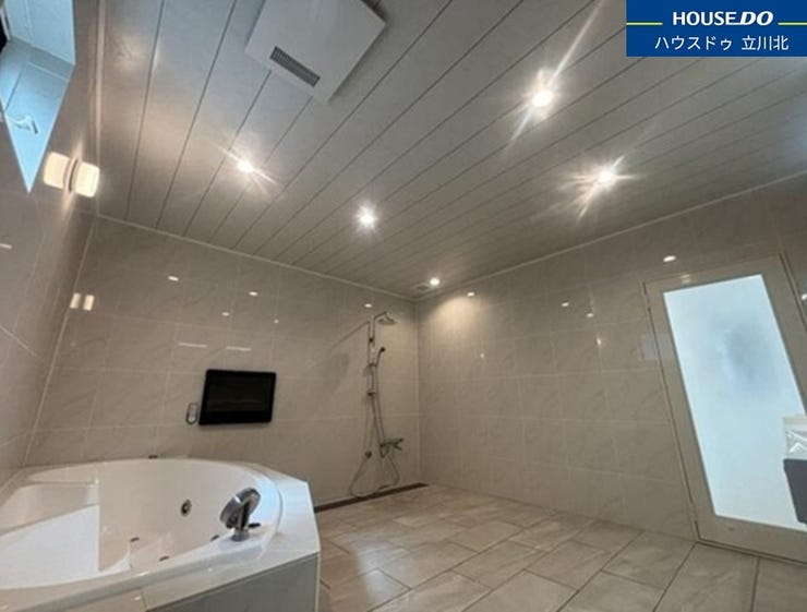 ジャグジー、TV、洗面台2つあり、シャワー