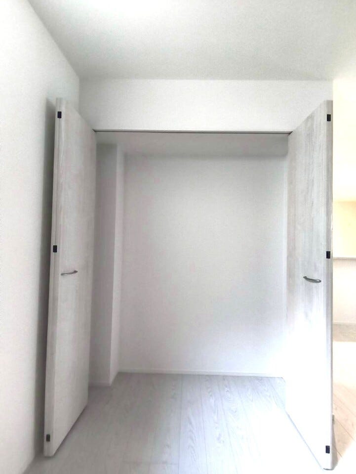 大きな荷物はこちらの収納スペースに置くことができます