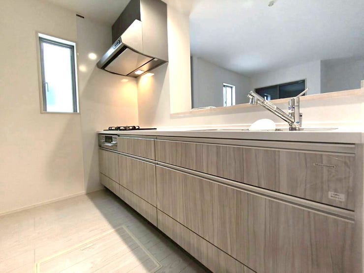 床下収納も付いた収納スペースたっぷりの、使いやすいシステムキッチンです